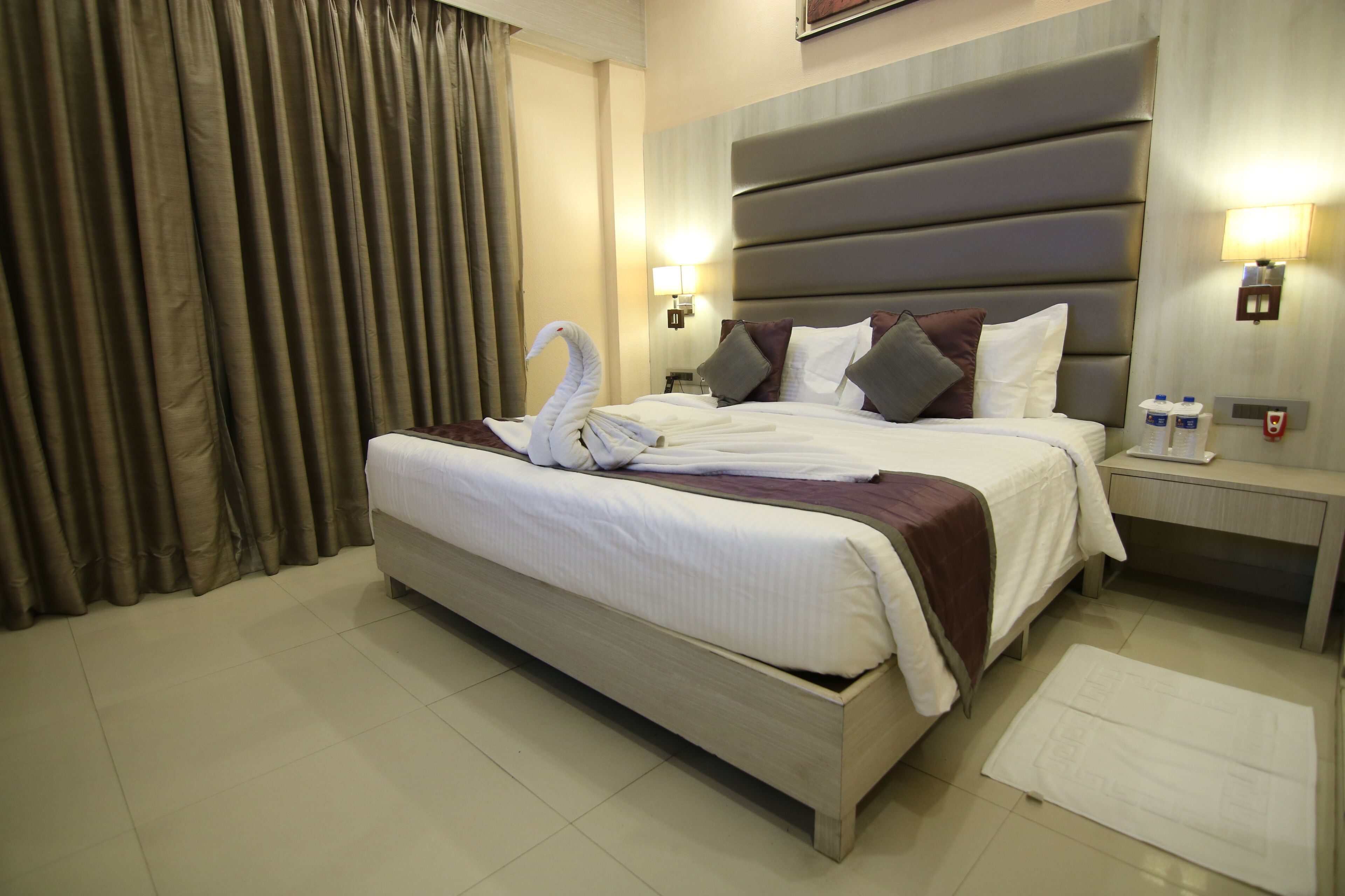suite, 1 king bed, city view | premium bedding, minibar, in-room safe, desk