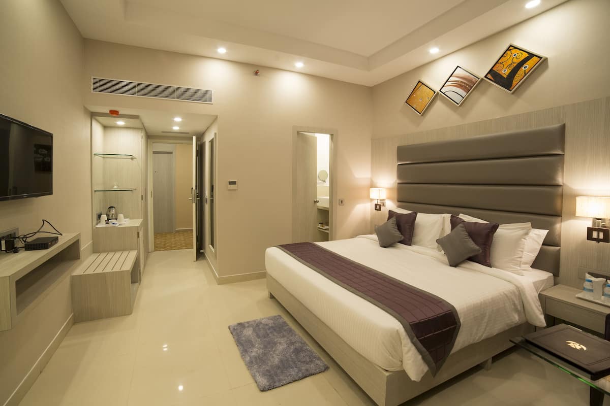 executive room, 1 king bed, city view | premium bedding, minibar, in-room safe, desk