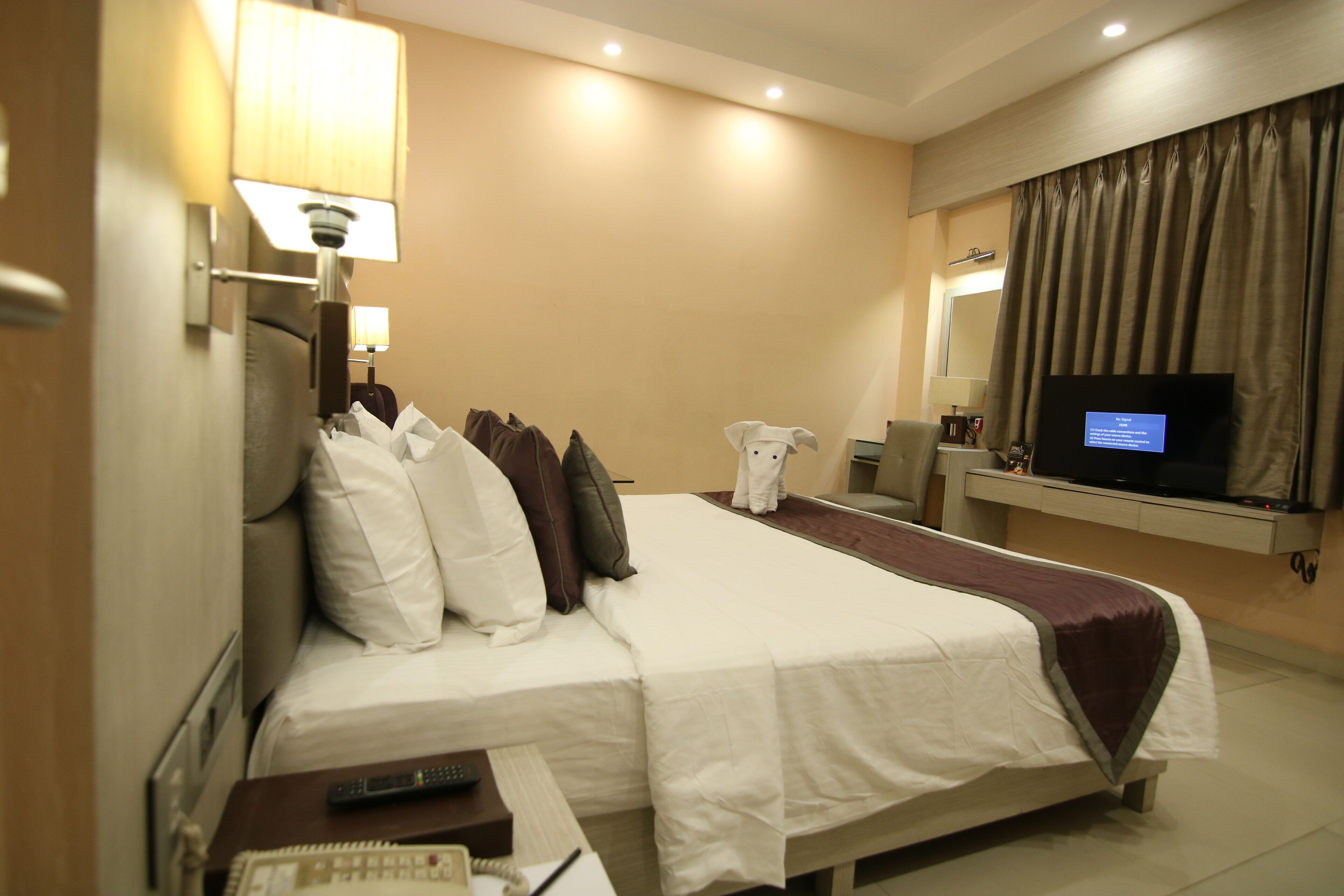 suite, 1 king bed, city view | premium bedding, minibar, in-room safe, desk