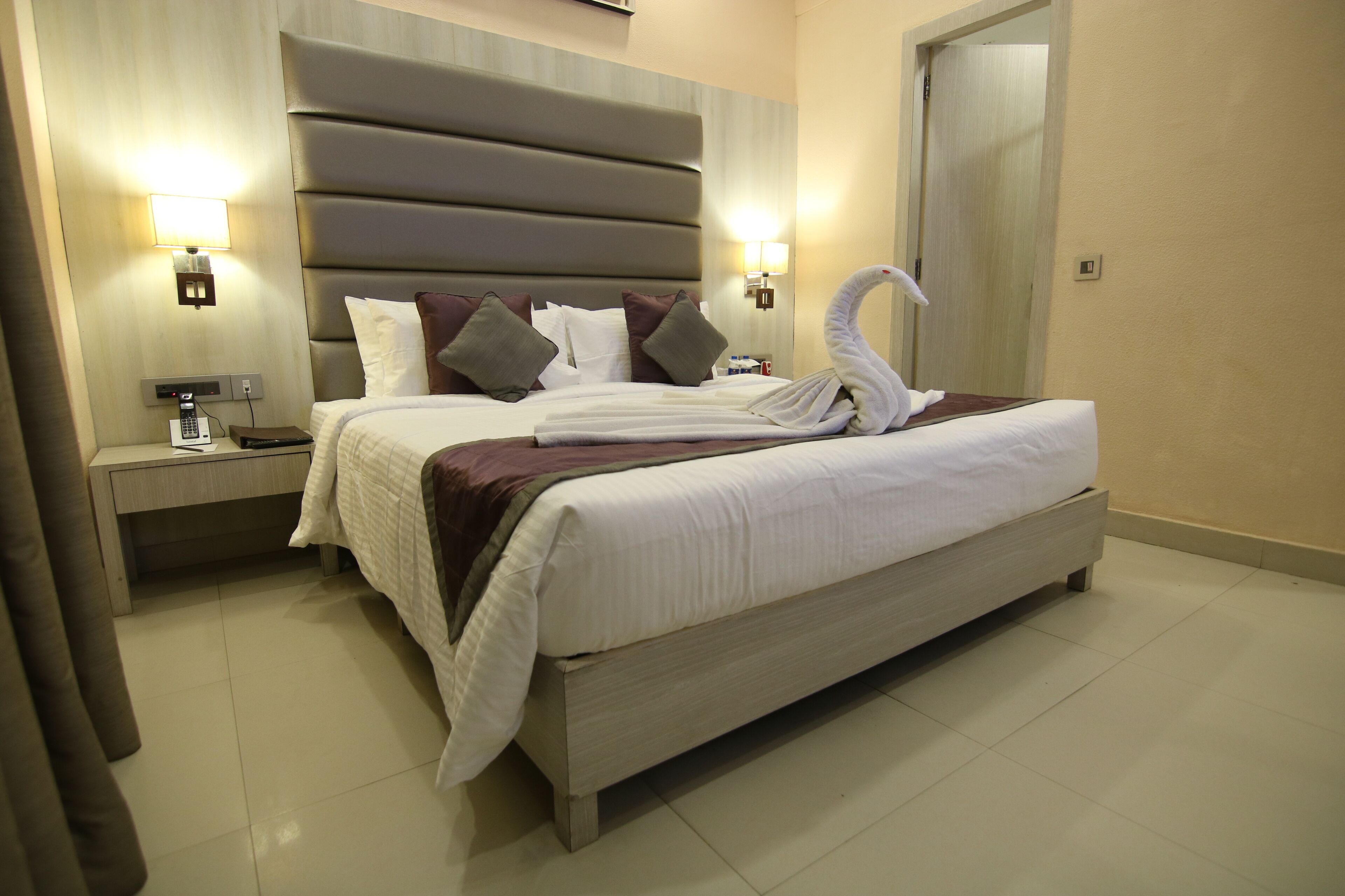 deluxe room, 1 king bed, city view | premium bedding, minibar, in-room safe, desk