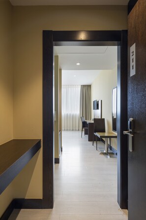 Minibar, caja de seguridad en la habitación y escritorio 