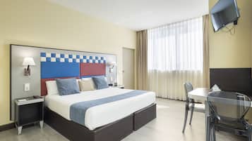 Minibar, coffres-forts dans les chambres, bureau, rideaux occultants