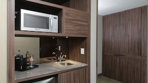 A compact kitchen with a microwave, sink, and a dishwasher. - Holiday Inn Express & Suites Monterrey Valle by IHG (San Pedro Garza García)