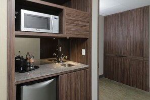 A compact kitchen with a microwave, sink, and a dishwasher. - Holiday Inn Express & Suites Monterrey Valle by IHG (San Pedro Garza García)