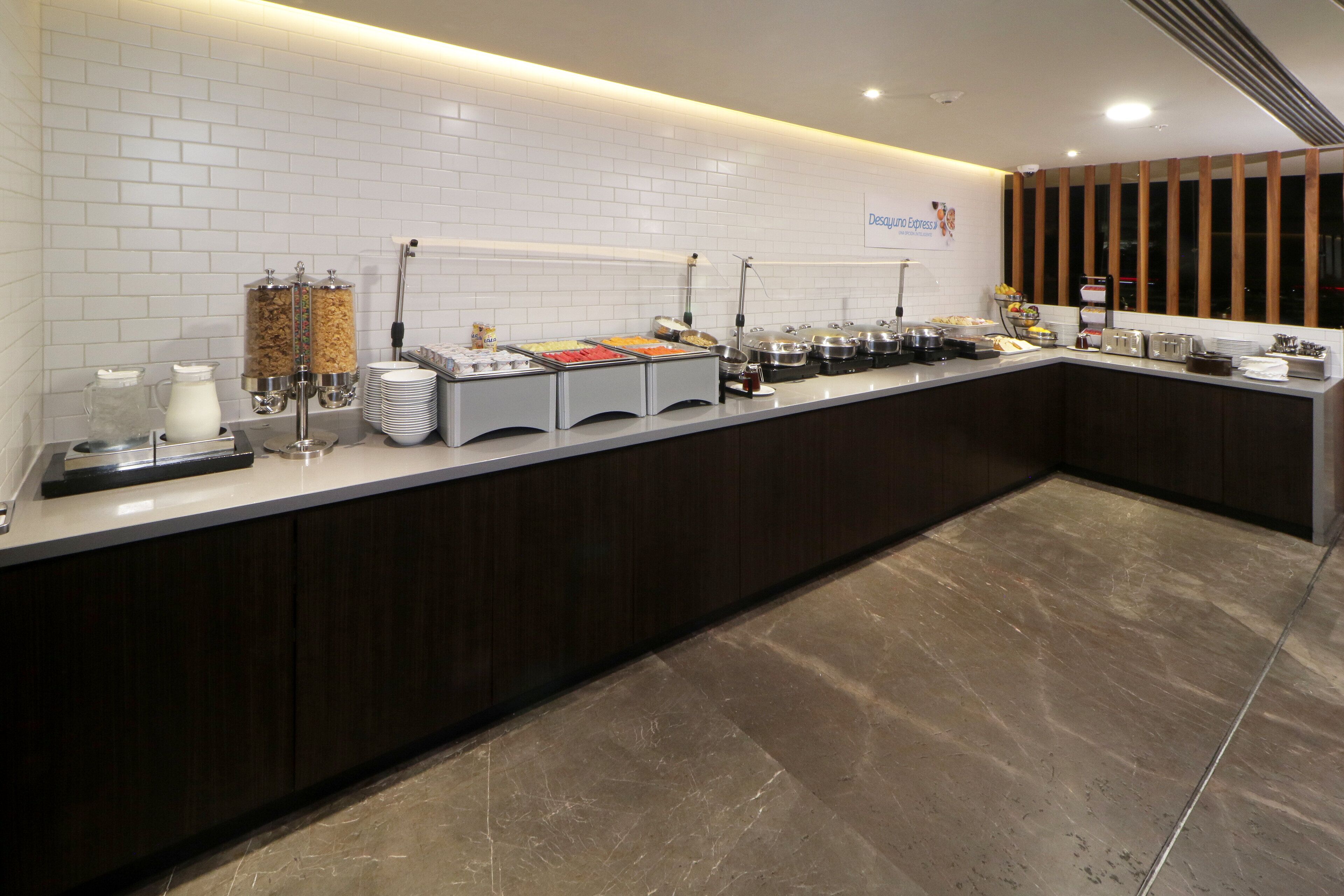 Una mesa de buffet con diversos alimentos y una estación de café.