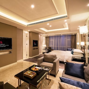 Habitación Deluxe con 2 camas individuales, 2 camas matrimoniales, vista a la ciudad | Edredón, minibar, caja de seguridad en la habitación y escritorio 