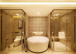 Premier suite, 1 slaapkamer | Badkamer | Een aparte badkuip en douche, gratis toiletartikelen, een haardroger