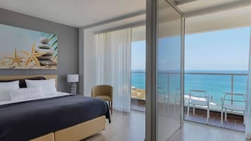 Deluxe Suite | Minibar, in-room safe, desk, soundproofing