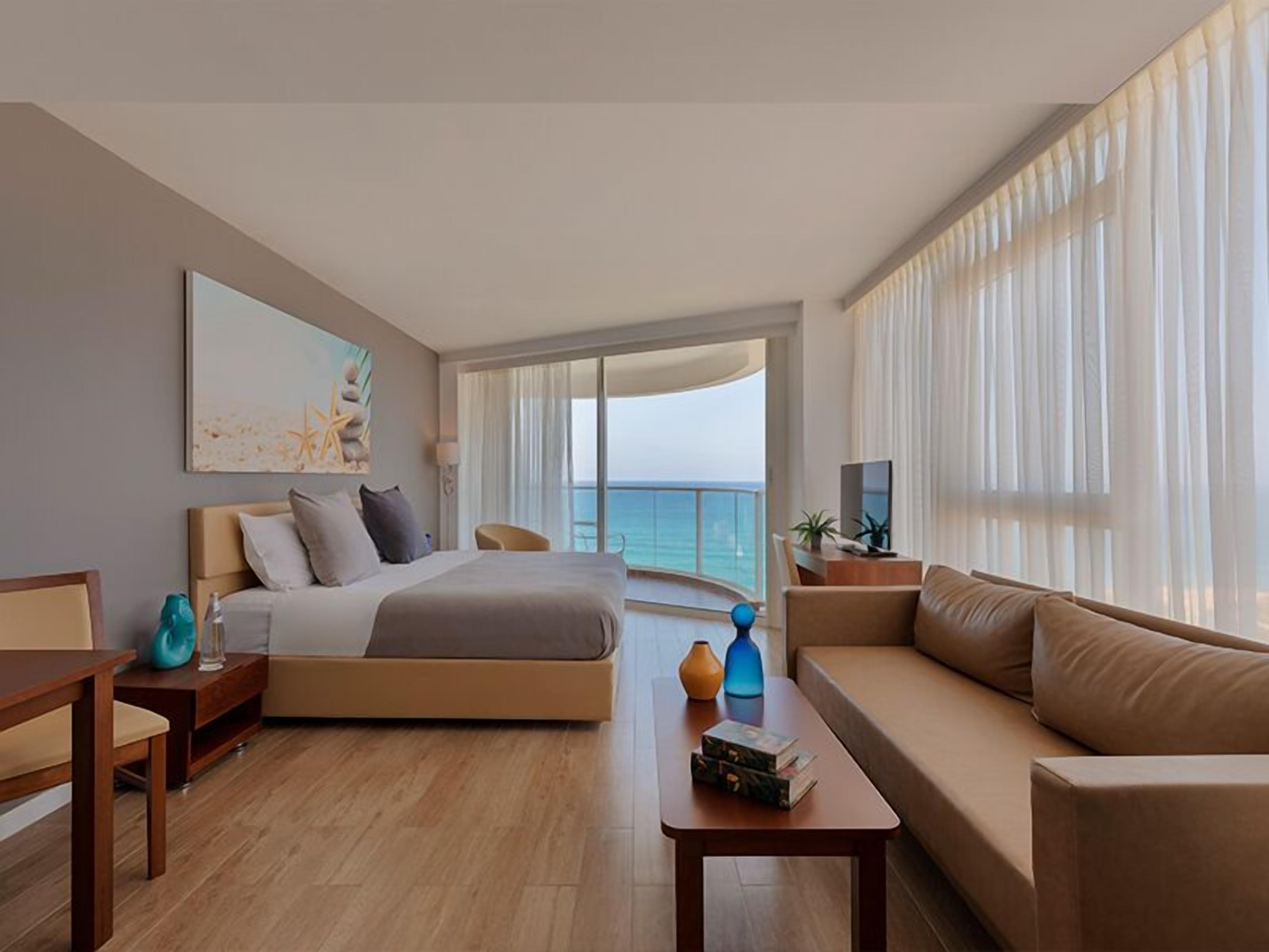 Deluxe Room | Minibar, in-room safe, desk, soundproofing
