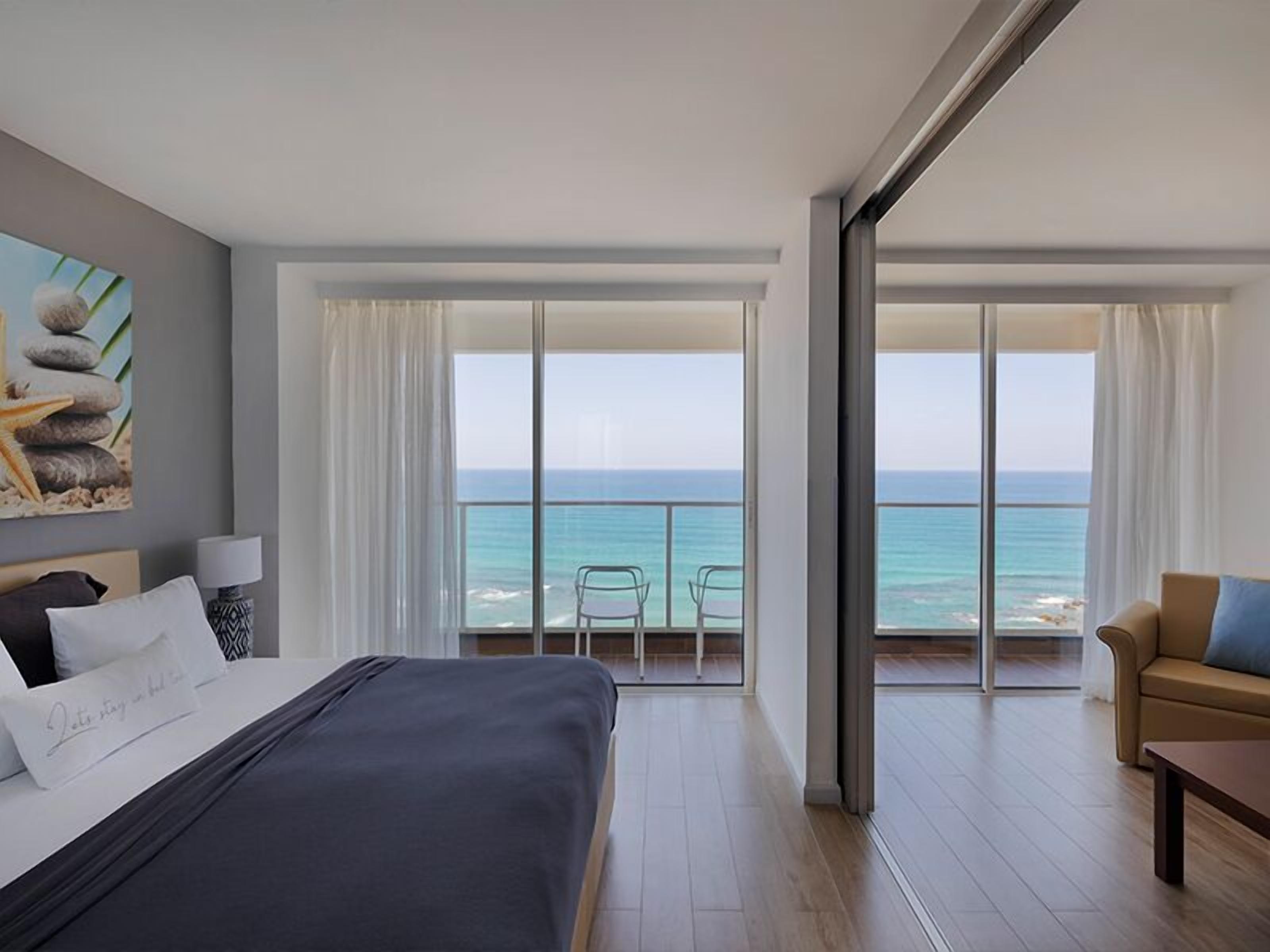 Deluxe Suite | Minibar, in-room safe, desk, soundproofing