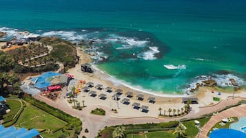 Pantai di sekitar dan payung pantai