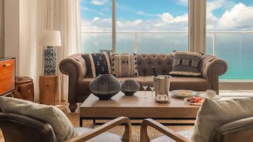 Premium Suite | Living area | TV