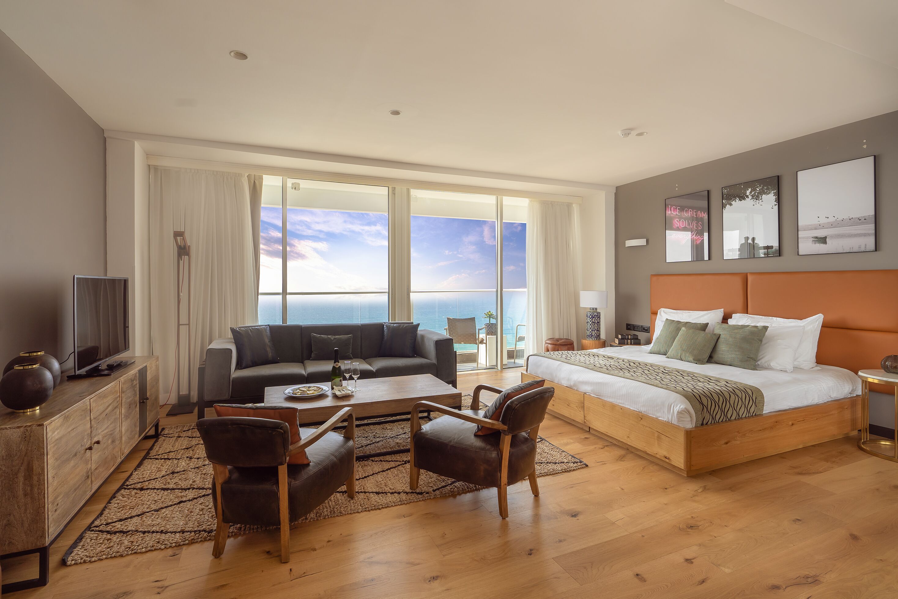 Suite – premier, 1 queensize-seng | Minibar, safe på rommet, skrivebord og lydisolert