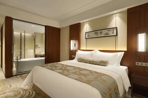 Minibar, in-room safe, desk, iron/ironing board - Ramada Jiaxing (Jiaxing)