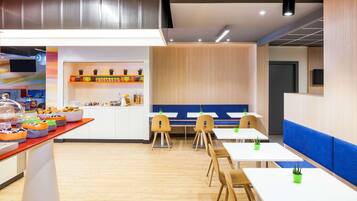 Desayuno continental (EUR 13.80 por persona)