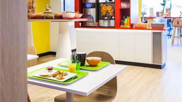 Tägliches kontinentales Frühstück (13.80 EUR pro Person)