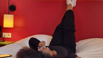 Pillowtop beds, desk, soundproofing, free WiFi
