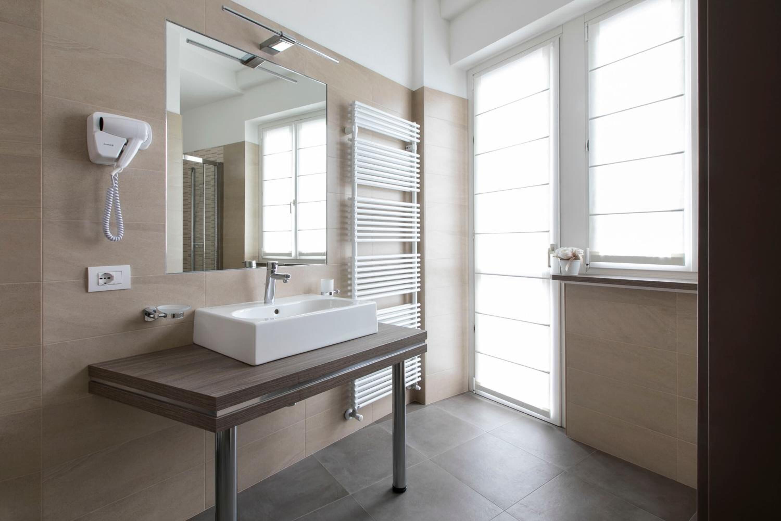 shower, free toiletries, hair dryer, bidet