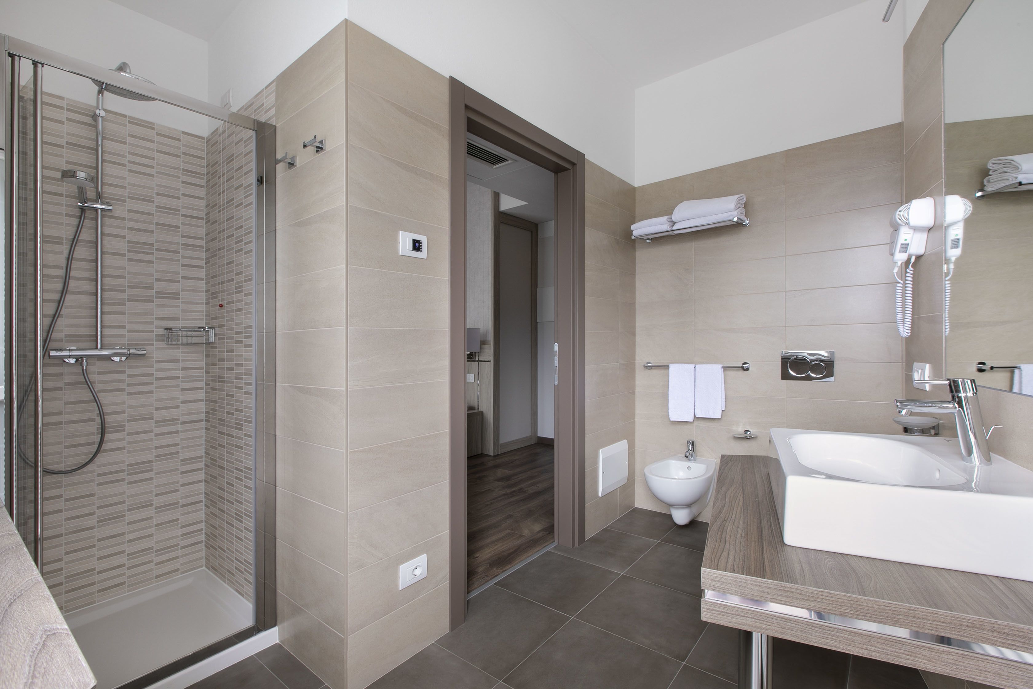 Habitación con 1 cama doble o 2 individuales | Baño | Ducha, artículos de higiene personal gratuitos, secador de pelo y bidé