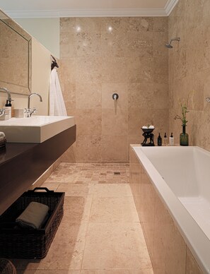 Standardzimmer, 1 Schlafzimmer | Badezimmer | Badewanne und Dusche (separat), Komfortbadewanne