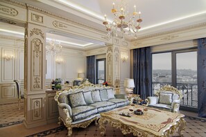 Een luxe kamer met rijk versierde details, een weelderige kroonluchter en uitzicht vanaf een balkon.