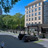 Un edificio de hotel con un cartel que dice 'Orion Hotel Bishkek'.