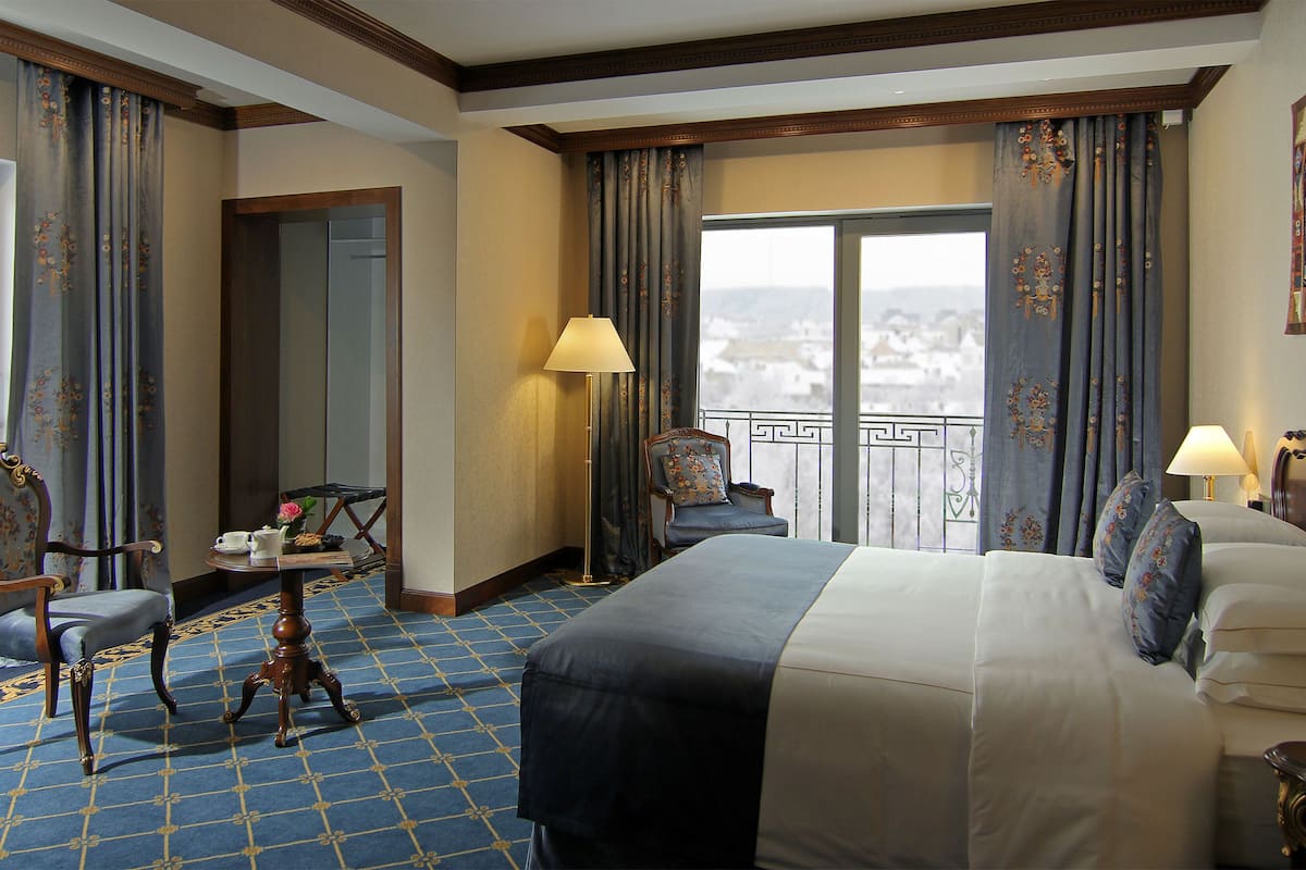 executive suite | egyptian cotton sheets, premium bedding, minibar, in-room safe