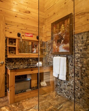 Premier Lodge | Bathroom | Deep soaking tub, hydromassage showerhead, free toiletries, hair dryer - Retro Suites Hotel (Chatham-Kent)