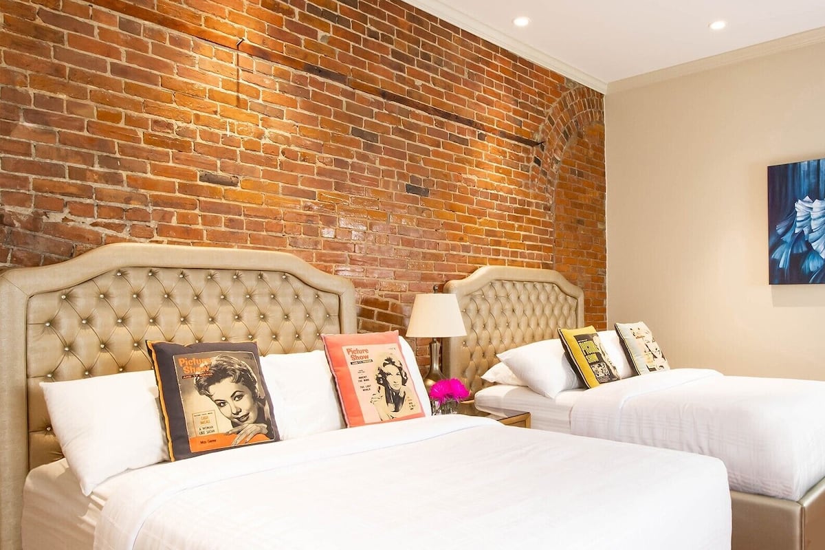 Signature kamer, 2 queensize bedden | 1 slaapkamer, luxe beddengoed, individueel gedecoreerd