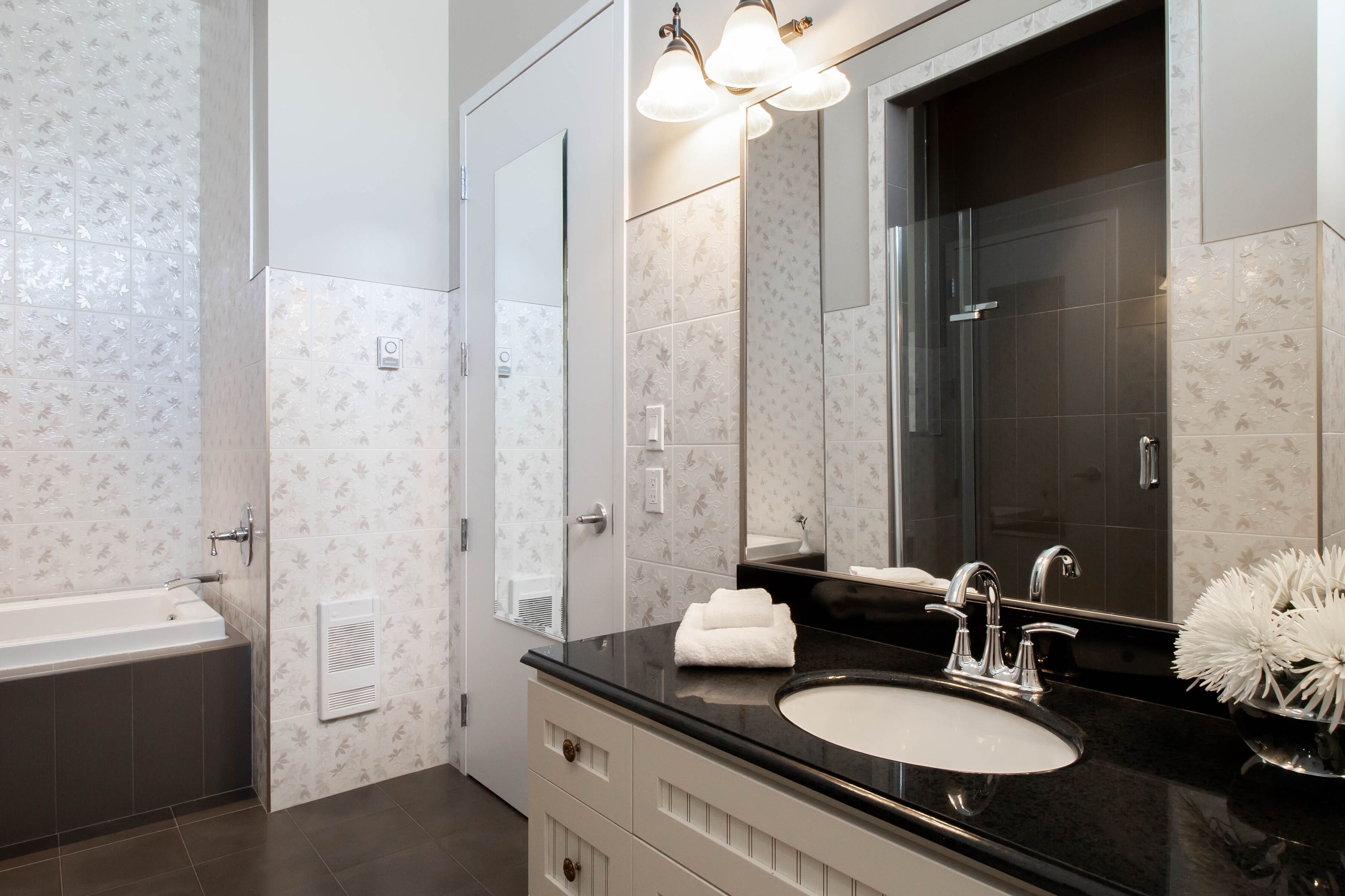 executive room, 1 king bed | bathroom | deep-soaking bathtub, hydromassage showerhead, free toiletries