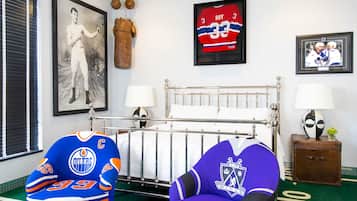 Executive Room, 1 King Bed | Premium bedding, individually decorated, individually furnished, desk