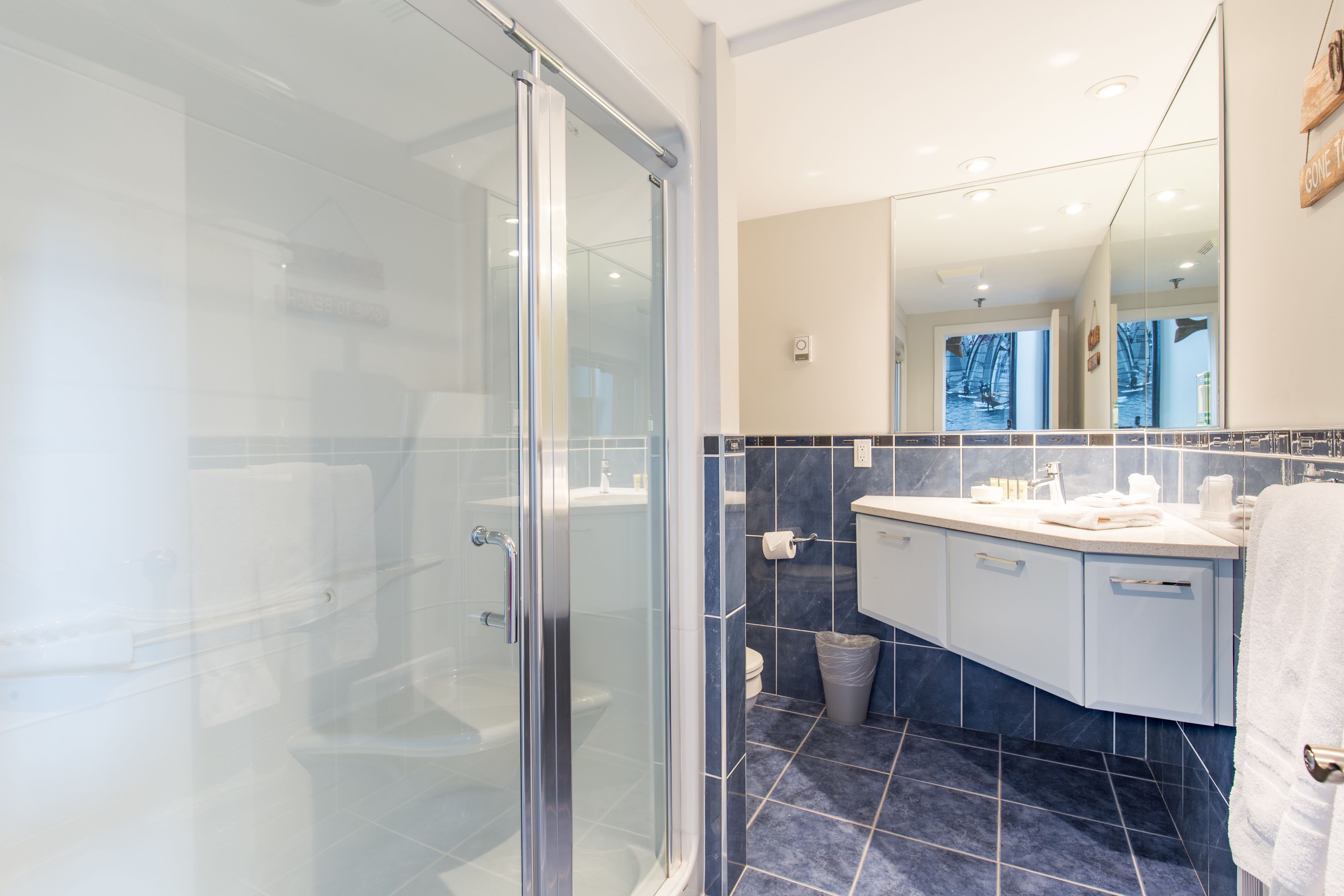 Loft superior | Baño | Bañera profunda y cabezal de ducha con hidromasaje