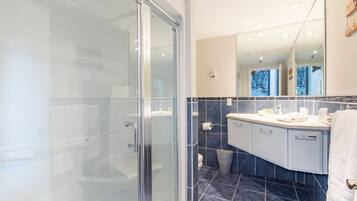 Loft superior | Baño | Bañera profunda y cabezal de ducha con hidromasaje