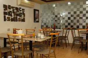 Petit déjeuner complet (3 USD par personne)