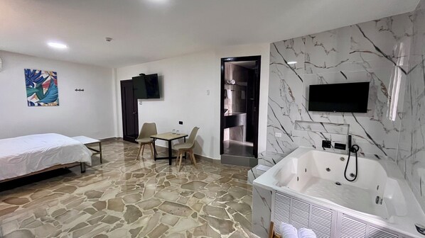 Suite, baignoire à jets | Coffres-forts dans les chambres, Wi-Fi gratuit, draps fournis