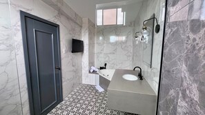 Suite, Whirlpool | Waschbecken im Bad
