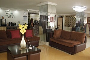 Coin salon dans le hall