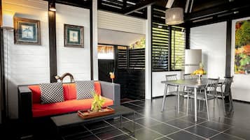 Villa LODGE, Piscine privée | Private kitchen | Full-size fridge, microwave, oven, stovetop