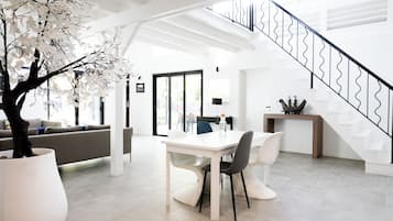 Villa EXCLUSIVE, Piscine privée | Living area | Flat-screen TV, DVD player
