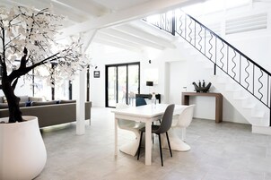 Villa EXCLUSIVE, Piscine privée | Zona de estar | Una televisión de pantalla plana, un reproductor de DVD