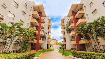 7 piscinas al aire libre, sombrillas, sillones reclinables de piscina