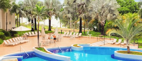 7 piscines extérieures, parasols de plage, chaises longues