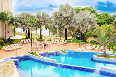 7 piscinas al aire libre, sombrillas, sillones reclinables de piscina