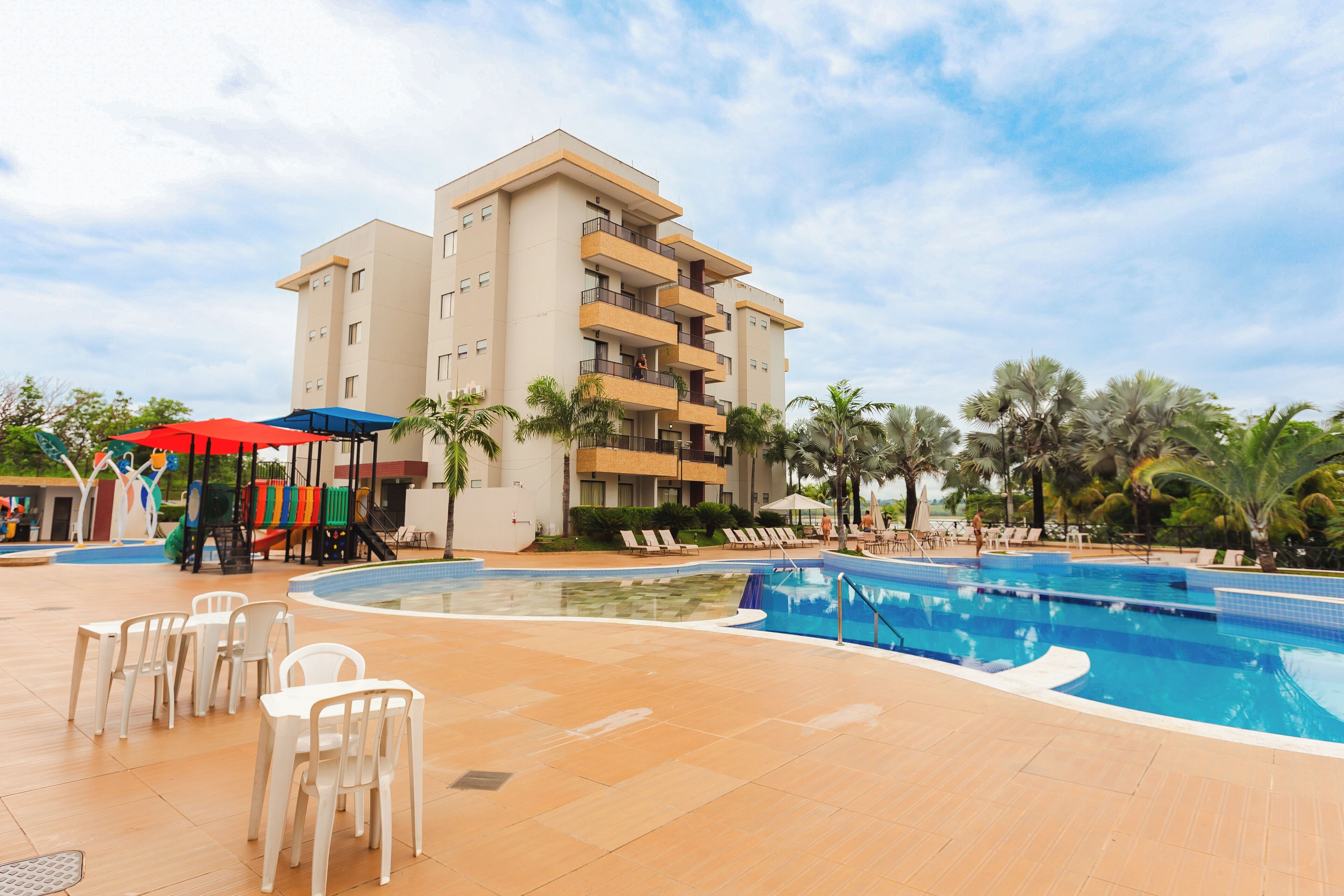 7 Außenpools, Sonnenschirme, Liegestühle