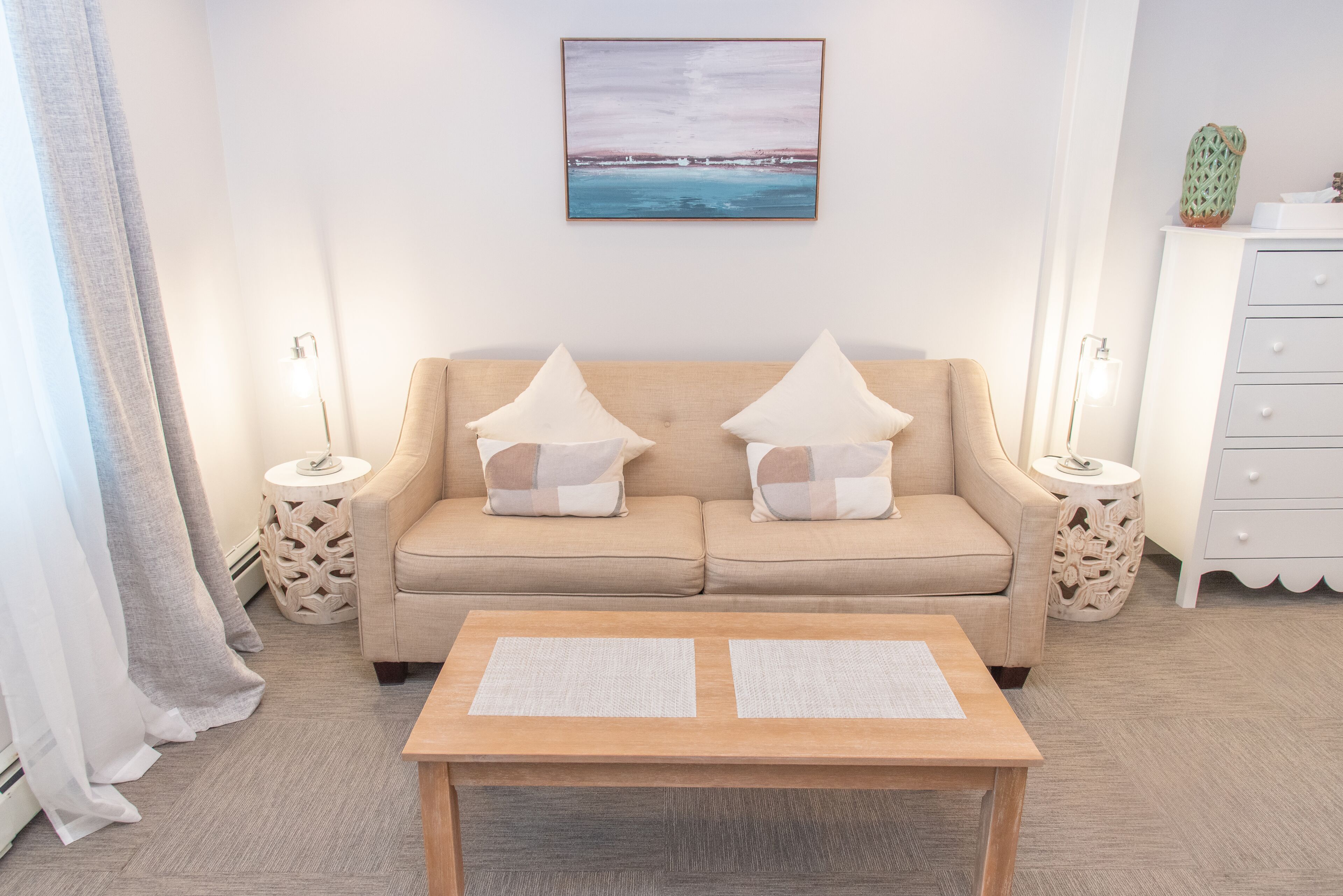 Zimmer, 1 Queen-Bett und Schlafsofa | Wohnbereich | 30-Zoll-Flachbildfernseher mit Kabelempfang, Fernseher