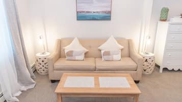 Zimmer, 1 Queen-Bett und Schlafsofa | Wohnbereich | 30-Zoll-Flachbildfernseher mit Kabelempfang, Fernseher