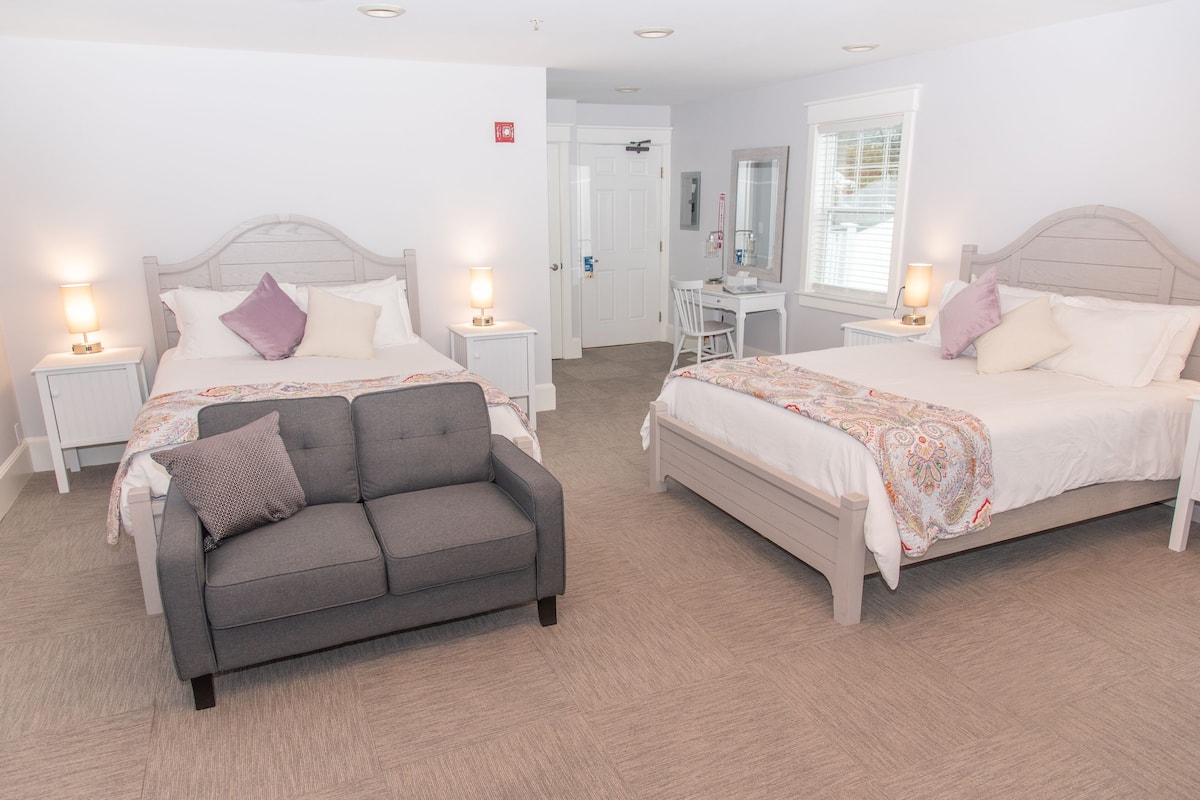 Cushing Island | Living area | 30-inch flat-screen TV with cable channels, TV