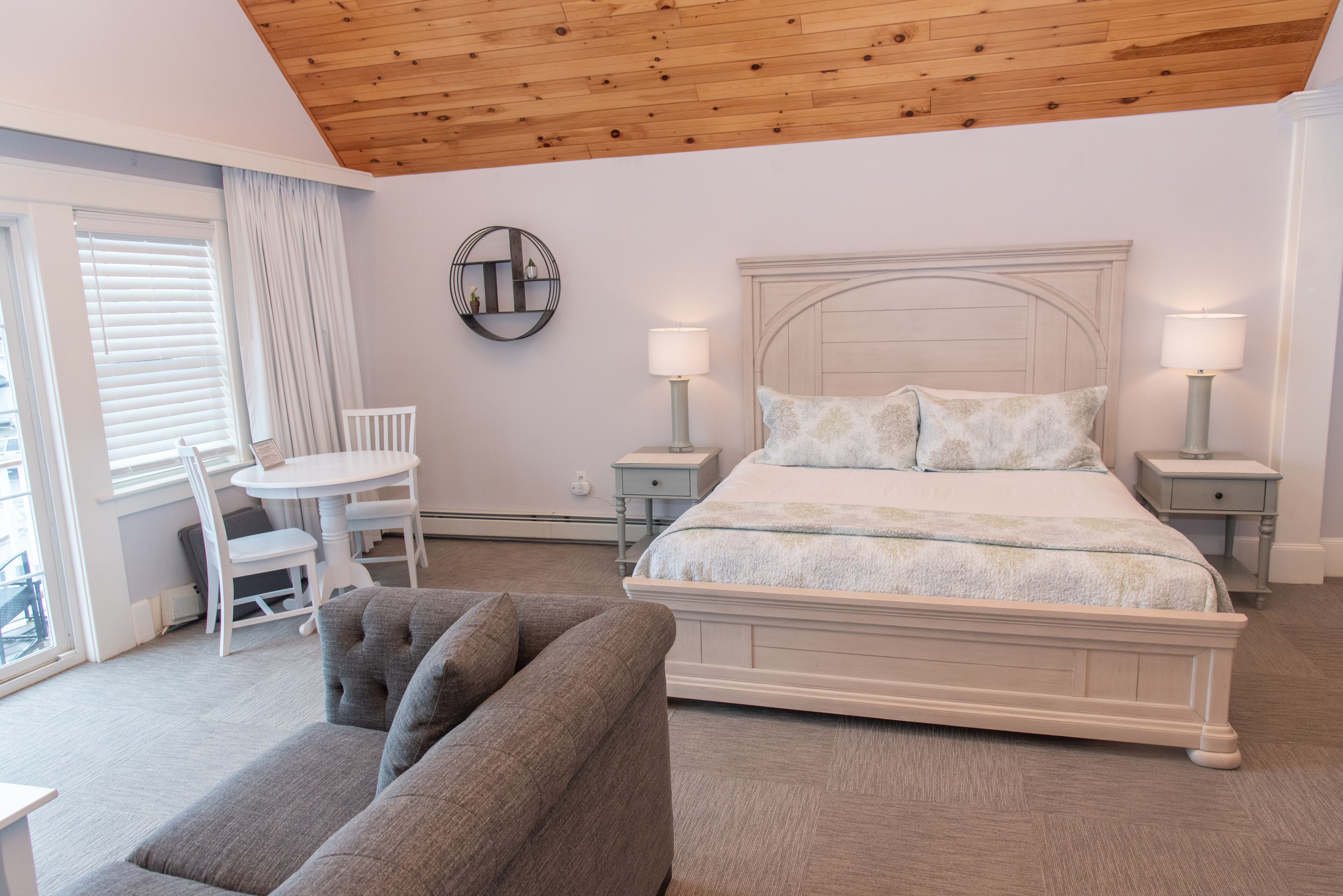 Great Diamond Island Suite | Living area | 30-inch flat-screen TV with cable channels, TV