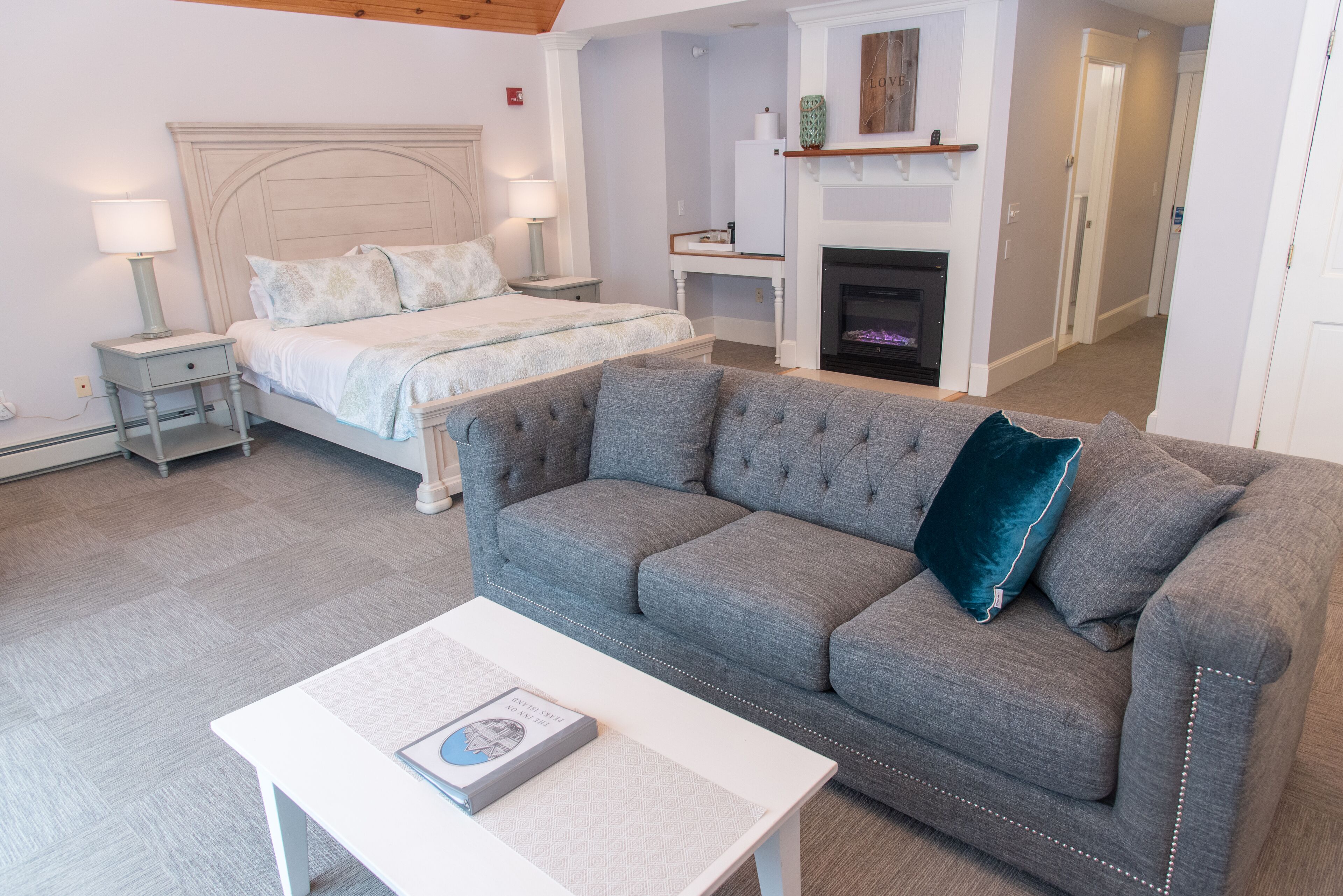 Great Diamond Island Suite | Living area | 30-inch flat-screen TV with cable channels, TV