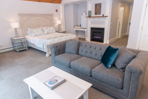 Great Diamond Island Suite | Living area